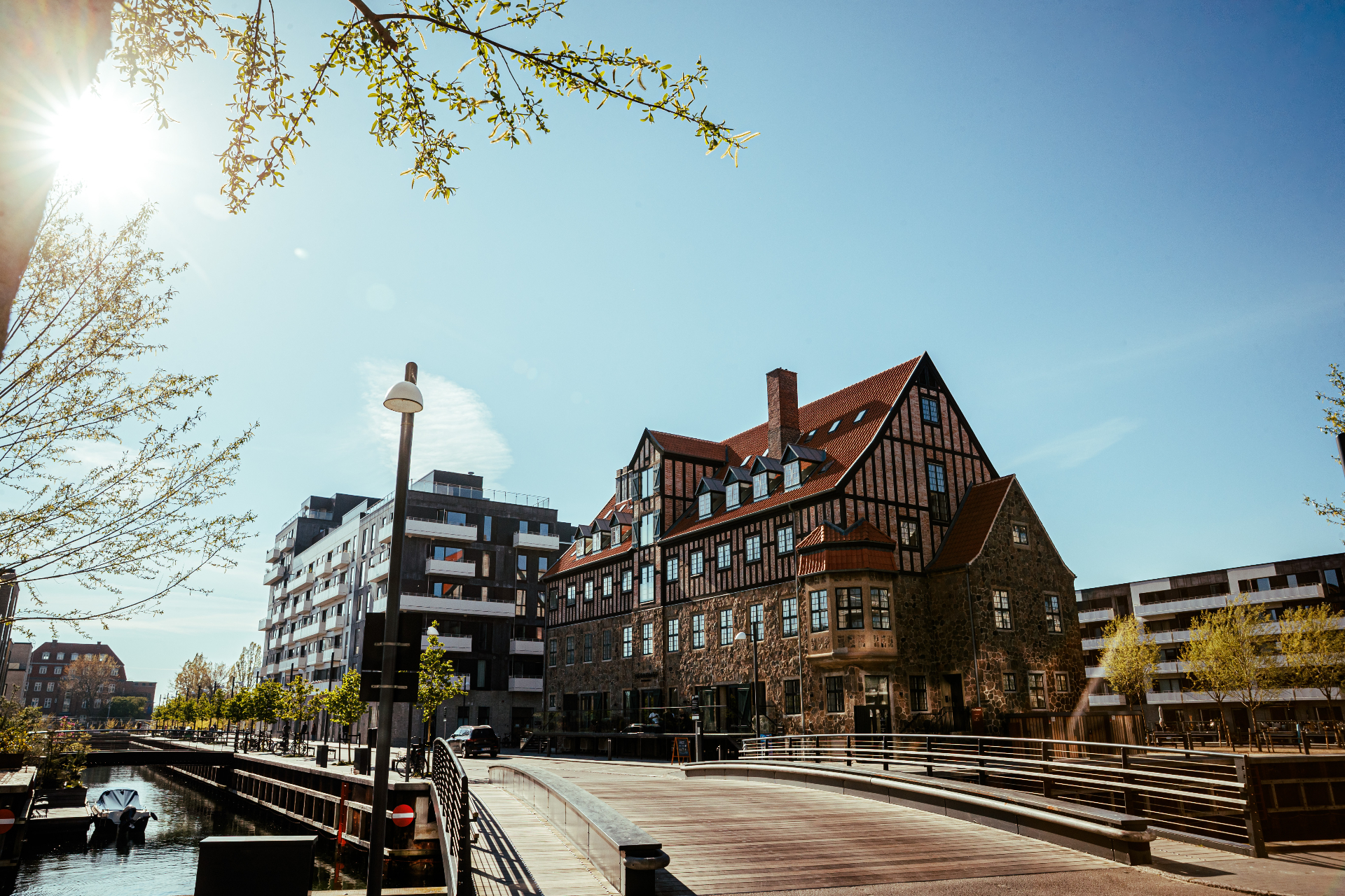 Herkomsts bygning ved kanalen i solskin